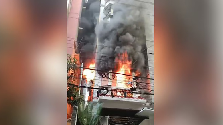 রাজধানীর উত্তরায় বাড়িতে আগুন, নিহতের সংখ্যা বেড়ে দাঁড়িয়েছে ৬...