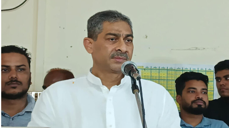 বিএনপি নেতা এ্যানি চৌধুরীর নির্বাচনী গাড়ি থেকে ১৫ লক্ষ টাকা
