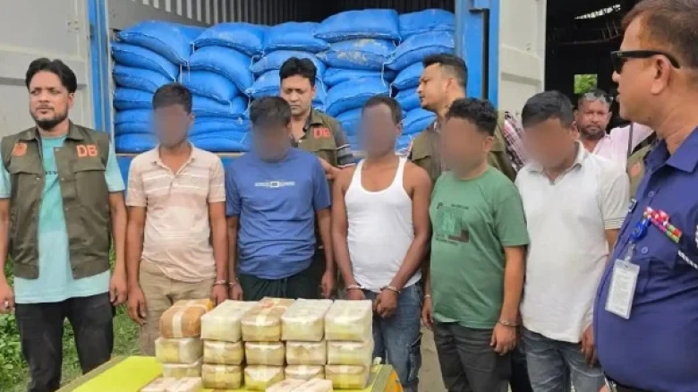 কুমিল্লায় কাভার্ডভ্যানের গোপন বক্স থেকে ১ লাখ ৬০ হাজার ইয়াবা